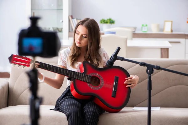 Žena krásná blogger hrát na kytaru — Stock fotografie