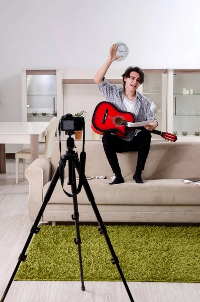 Jonge gitarist opname video voor zijn blog — Stockfoto