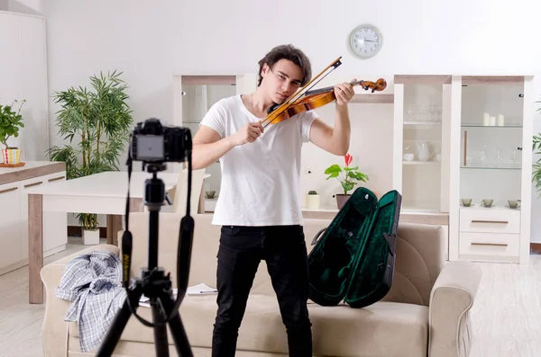 Jovem blogueiro masculino tocando violino em casa — Fotografia de Stock