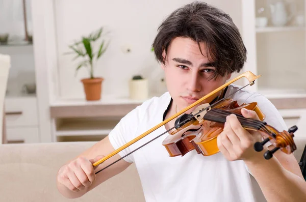 Młody muzyk ćwiczący grę na skrzypcach w domu — Zdjęcie stockowe