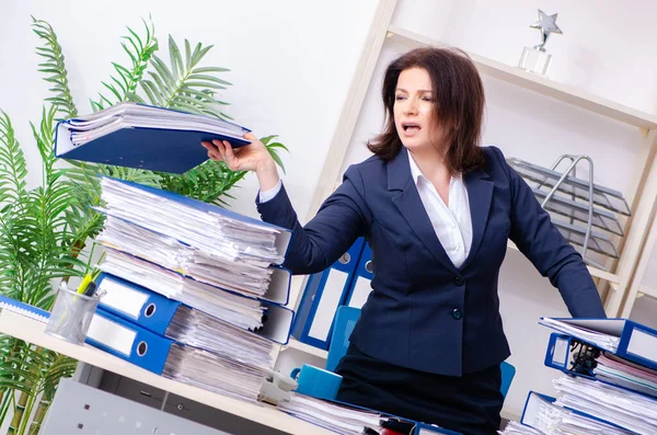 Geschäftsfrau mittleren Alters unzufrieden mit exzessiver Arbeit — Stockfoto