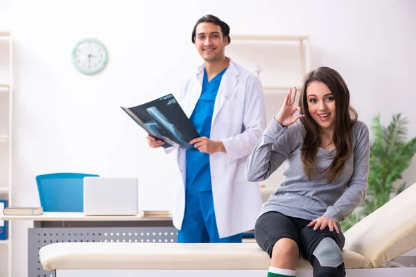 Jeune homme médecin et femme belle patiente — Photo