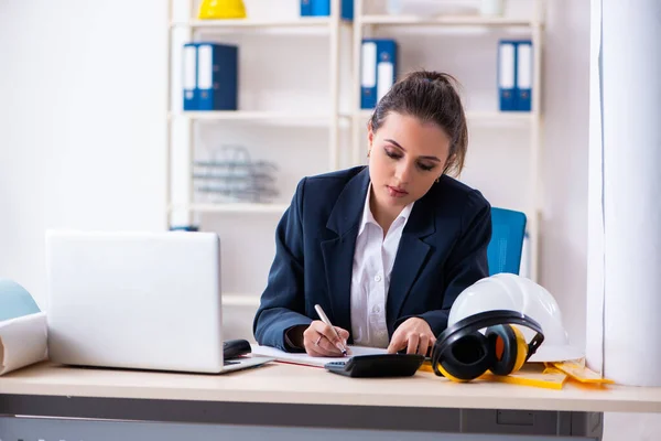 Junge Architektin arbeitet im Büro — Stockfoto