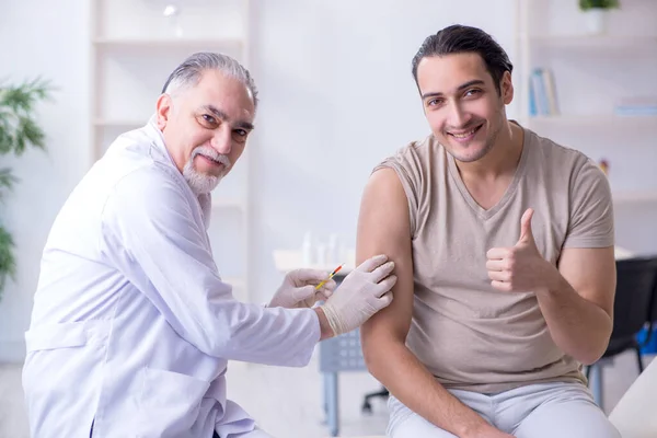 Manlig patient besöker läkare för skott vaccinering — Stockfoto