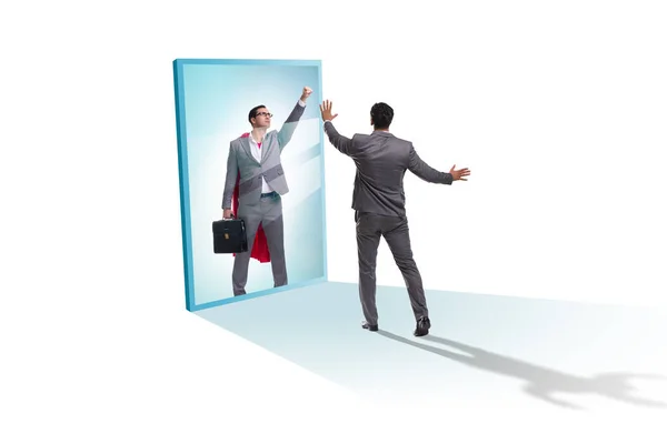 Empresario viéndose a sí mismo en el espejo como superhéroe —  Fotos de Stock
