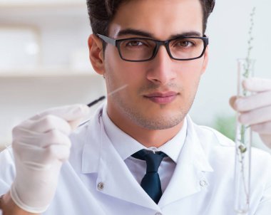 Biyoteknoloji bilim adamı kimyager laboratuarda çalışıyor.