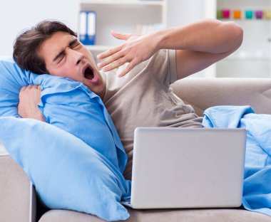 Adam geç saatlere kadar bilgisayarında çalışıyor.