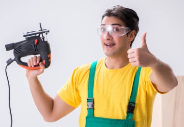 Müteahhit lamine ahşap zemin üzerinde çalışıyor.