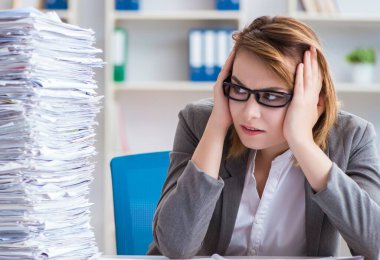 Ofiste çalışan iş kadını.