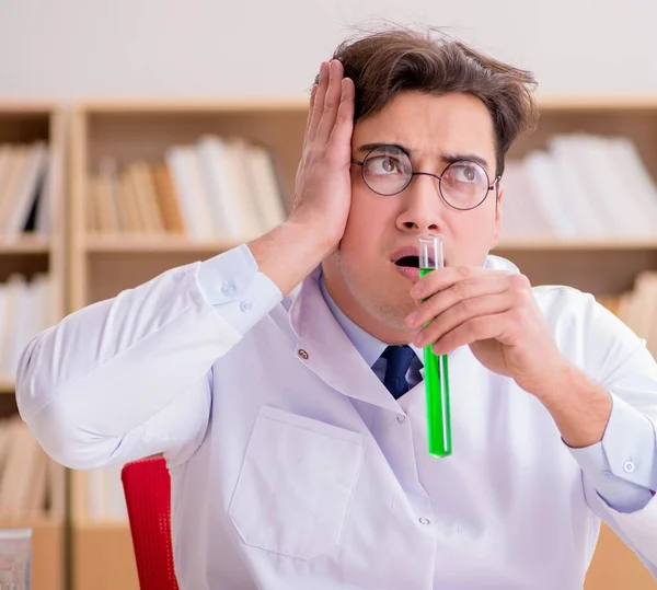 Gekke gekke wetenschapper dokter doet experimenten in een laboratorium — Stockfoto