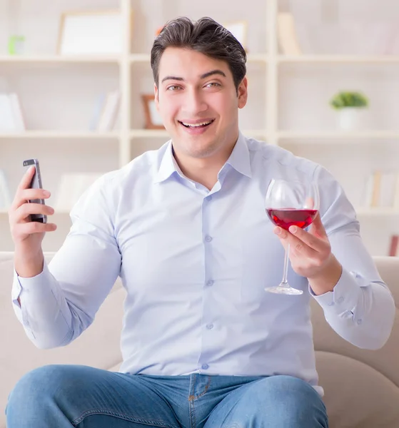 Giovane uomo che chiacchiera con la sua fidanzata tramite telefono cellulare — Foto Stock