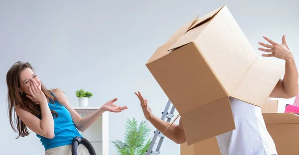 Jovem família desembalagem em nova casa com caixas — Fotografia de Stock
