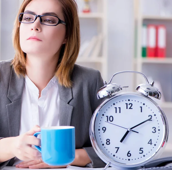 Geschäftsfrau arbeitet im Büro — Stockfoto