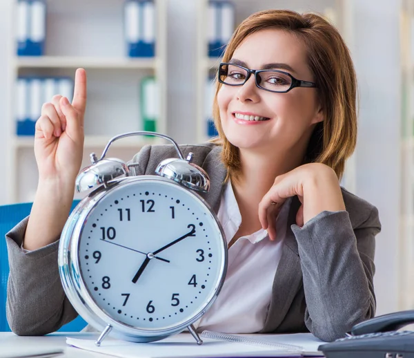 Geschäftsfrau arbeitet im Büro — Stockfoto