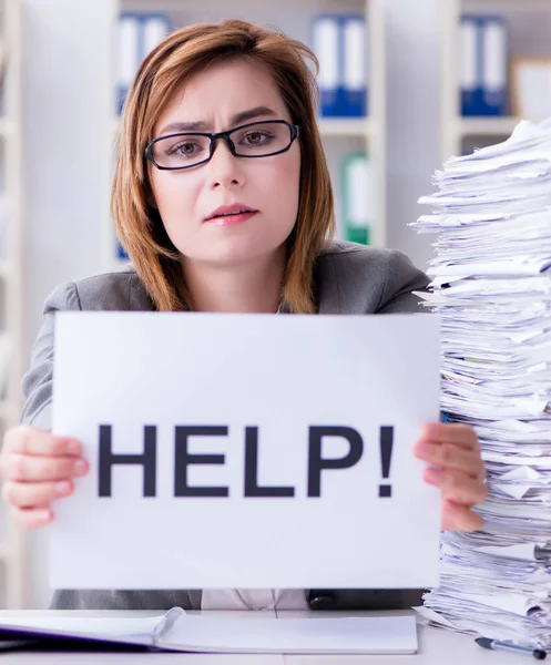 Empresária que trabalha no escritório — Fotografia de Stock