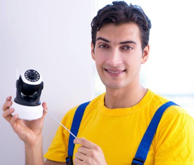 Müteahhit ofise güvenlik kamerası yerleştiriyor.