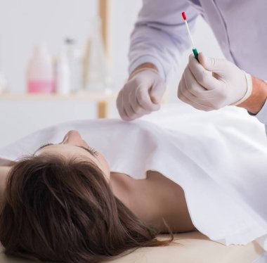 Polis morgdaki cesedi inceliyor.