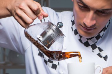Çay uzmanı bir bardak içki hazırlıyor.