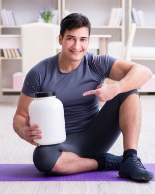 Sporda gıda takviyesi ve sağlıklı yaşam tarzı olan bir adam.