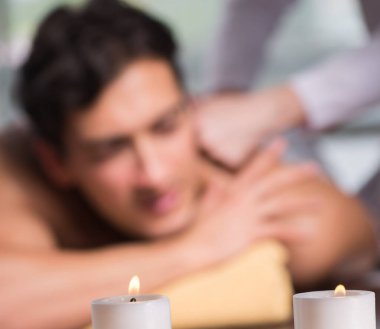 Kaplıca sırasında genç yakışıklı bir adam.