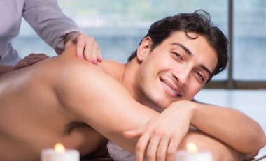 Kaplıca sırasında genç yakışıklı bir adam.