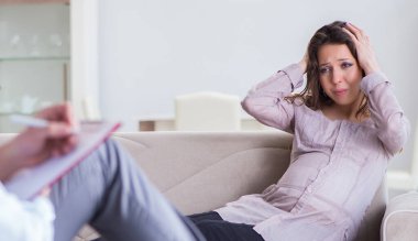 Hamile kadın psikoloğu ziyaret ediyor.