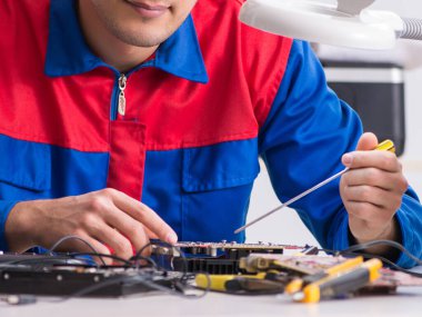 profesyonel tamirci atölyede bilgisayar tamir ediyor.