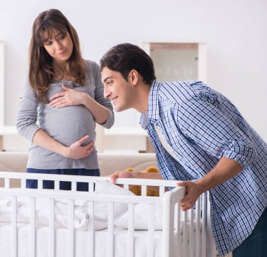 Genç ebeveynler ilk bebeklerini bekliyorlar.