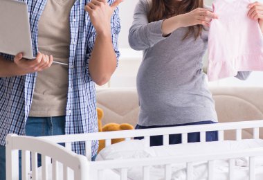 Genç ebeveynler ilk bebeklerini bekliyorlar.