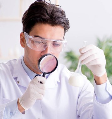 iki laboratuvar doktoru gıda ürünlerini test ediyor.