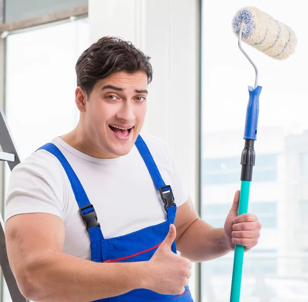 Reparador de pintor trabalhando no canteiro de obras — Fotografia de Stock