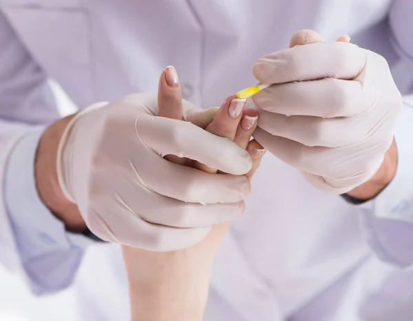 Police coroner examining dead body corpse in morgue — Stock Photo, Image