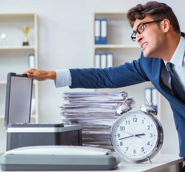 Empresario haciendo copias en copiadora —  Fotos de Stock