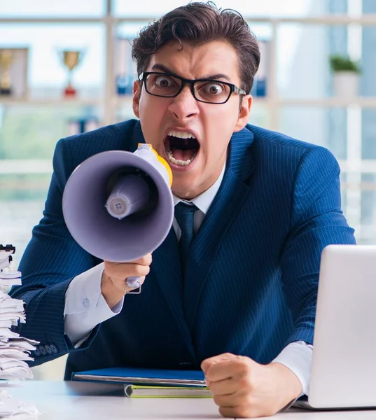 Homem de negócios agressivo irritado com altifalante bullhorn no escritório — Fotografia de Stock