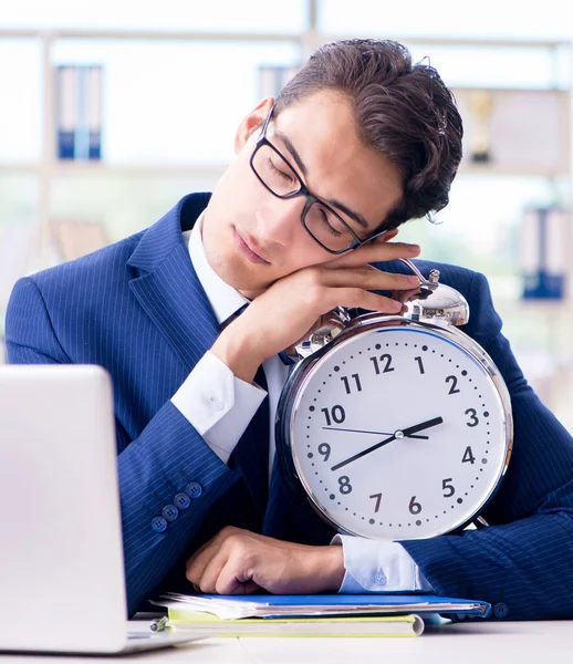 Homme d'affaires avec horloge géante ne parvient pas à respecter les délais et missi — Photo