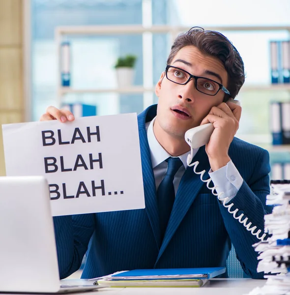 Homme d'affaires avec message dans le bureau au bureau — Photo