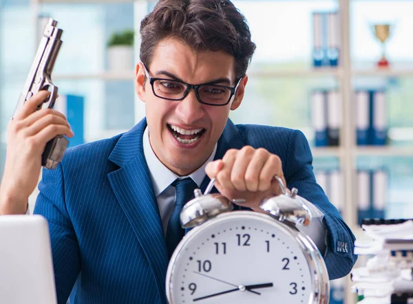 Empresário estressado pensando em suicídio devido ao excesso de trabalho — Fotografia de Stock