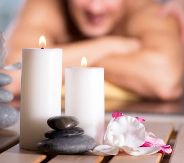 Jeune homme beau pendant la procédure de spa — Photo