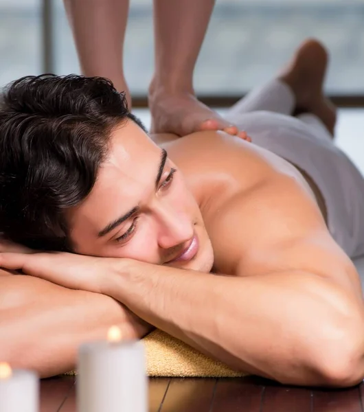 Jovem homem bonito durante o procedimento de spa — Fotografia de Stock