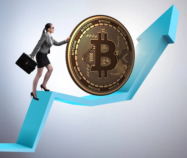 Bizneswoman pchanie bitcoin w kryptowaluta blockchain conce — Zdjęcie stockowe