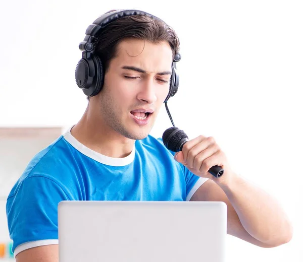 Jovem cantando em casa karaoke — Fotografia de Stock