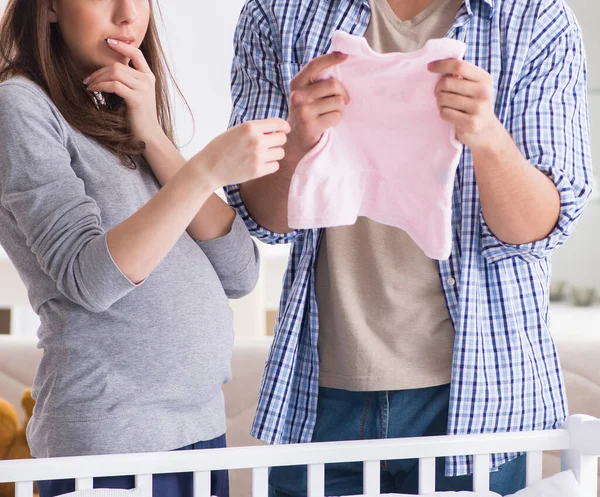 Mladí rodiče očekávají své první dítě — Stock fotografie