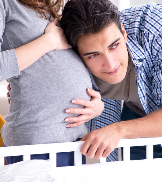 Jonge ouders verwachten hun eerste baby — Stockfoto