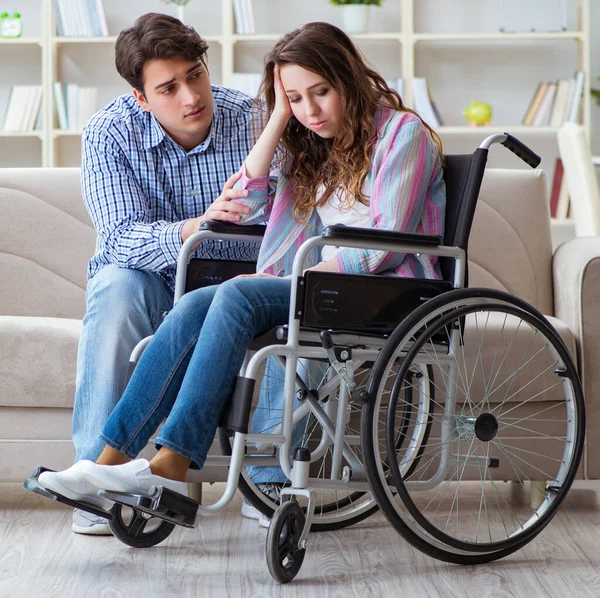 Wanhopige gehandicapte in een rolstoel — Stockfoto