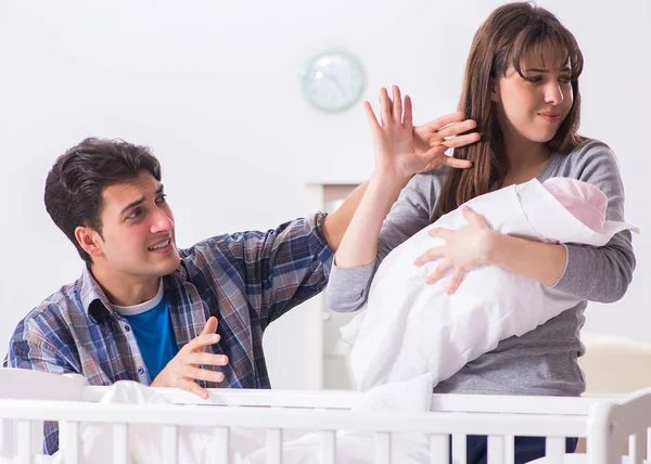 Genç baba bebek ağlamasına dayanamaz.