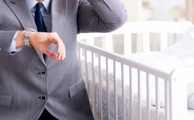 Genç işadamı yeni doğduktan sonra evde çalışmaya çalışıyor.