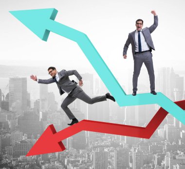 Büyüme ve gerileme grafikleriyle iş adamı