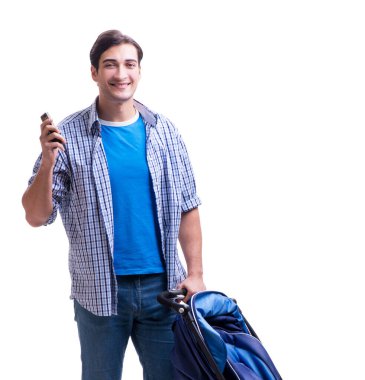 Küçük bebek arabası olan genç baba beyazlara izole edilmiş.