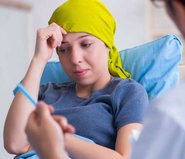 Clini 'de tıbbi konsültasyon için doktoru ziyaret eden kanser hastası.