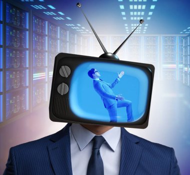 Televizyon bağımlısı bir adam.